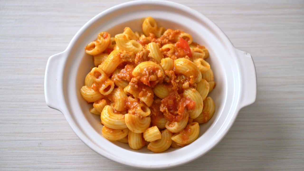 macarrones con salsa de tomate y carne de cerdo picada, chop suey americano, gulash americano