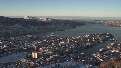 Lapso-De-Tiempo-Del-Amanecer-Sobre-La-Ciudad-De-Bergen-Con-Tráfico-En-Las-Primeras-Luces-De-La-Mañana,-Vista-Desde-La-Montaña-Fløyen