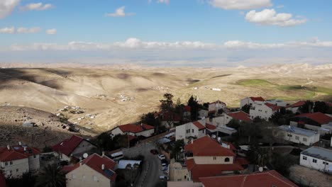 vista aérea de una aldea en un valle desértico