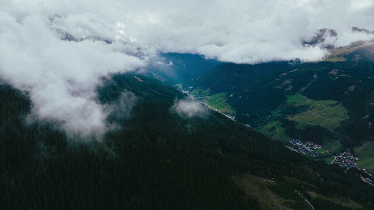 hiperlapse impresionante de la ciudad de gosau en la cordillera de los alpes austriacos