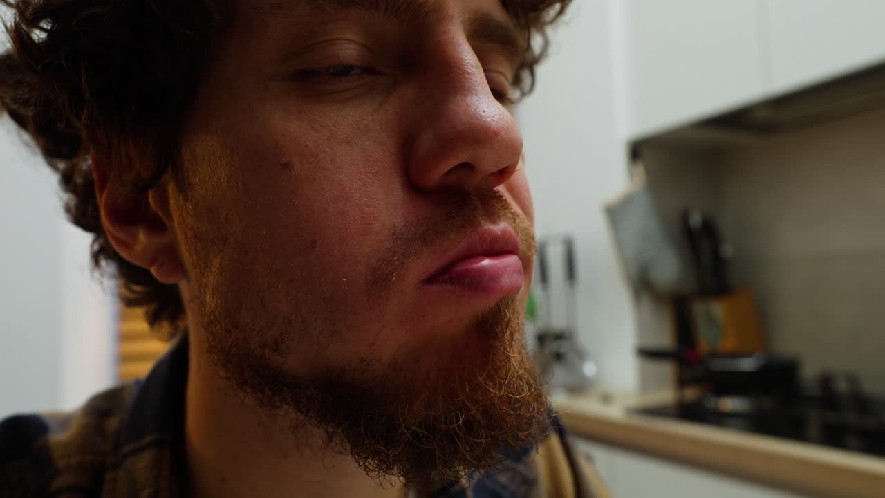 Primo piano di un uomo in cucina