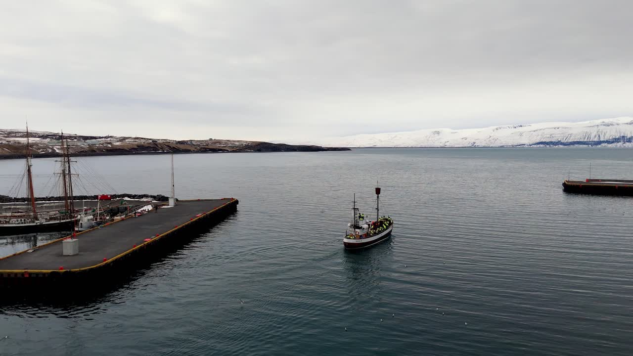 어부, 보트, 눈 덮인 산이 있는 아이슬란드 항공의 아름다운 경치