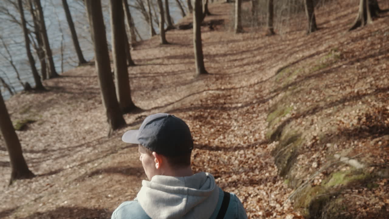 giovane che cammina nella foresta