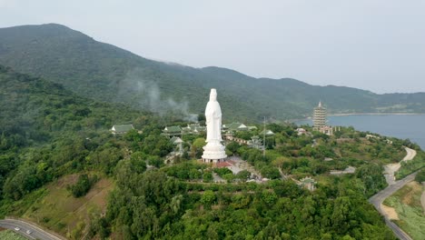 buda femenino aéreo en el templo de linh ung en danang, vietnam