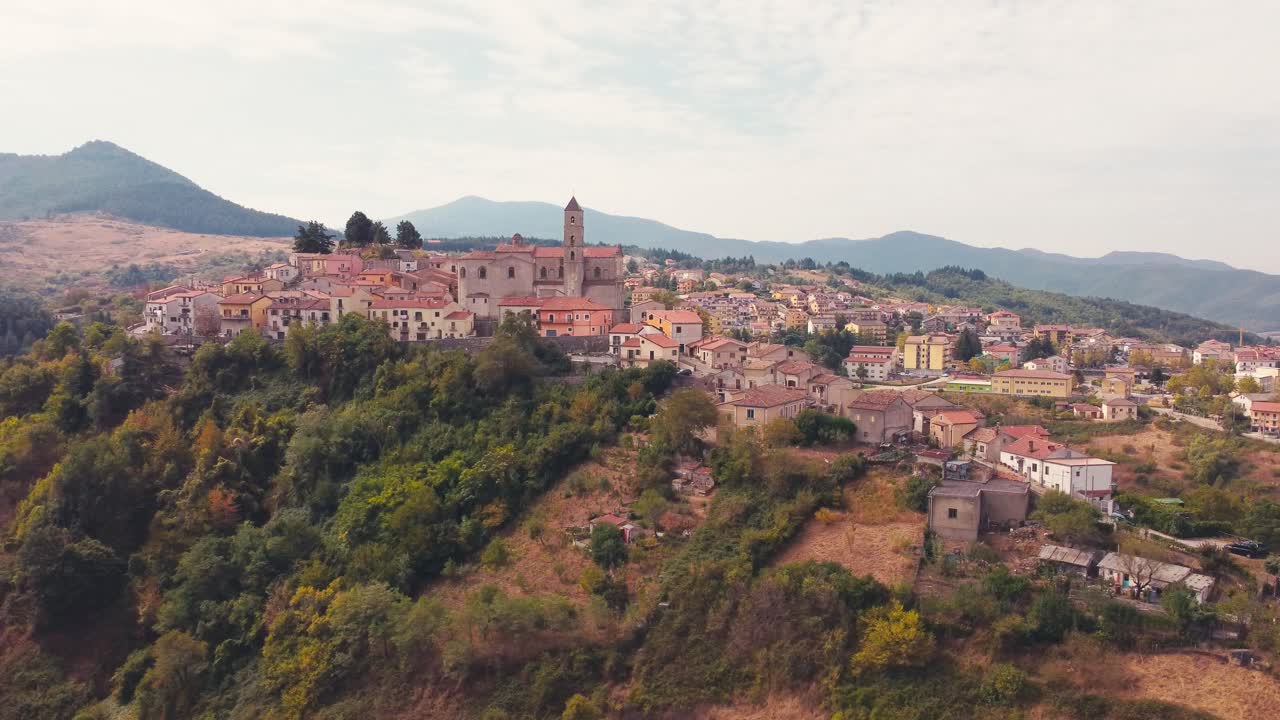 drone volando sobre una vieja ciudad italiana