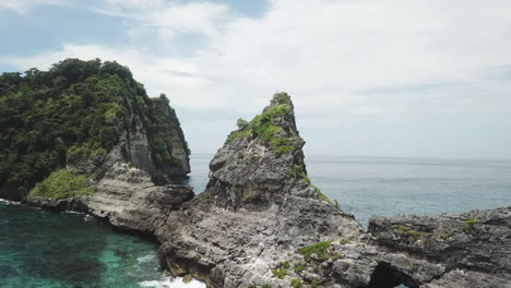 Vuelo-Aéreo-A-La-Isla-Batupadasan-En-La-Costa-Este-De-Nusa-Penida,-Bali