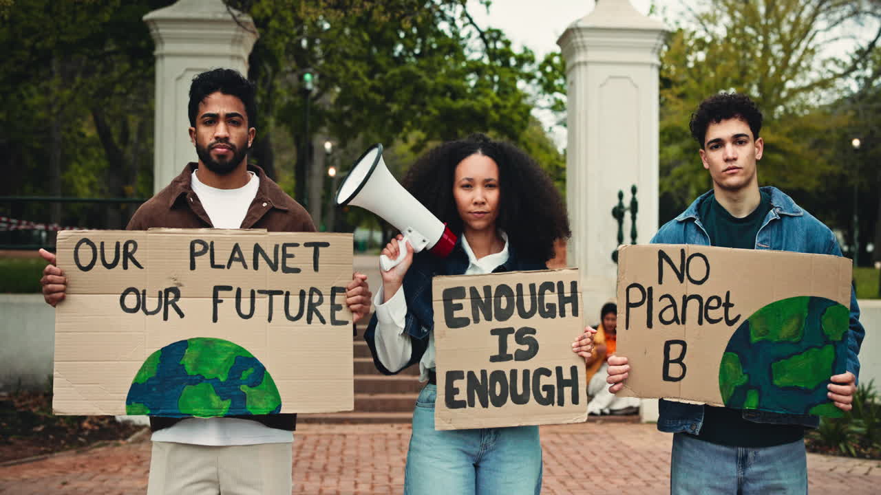Jóvenes activistas sostienen carteles en una manifestación para concienciar sobre el cambio climático