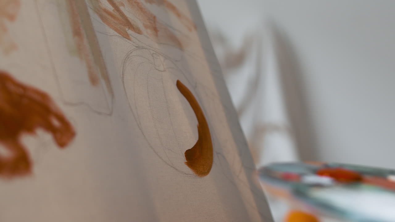 художник рисует на холсте