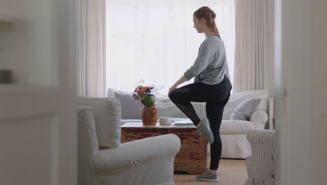 hermosa mujer bailando en casa practicando movimientos de ballet divirtiéndose ensayando en la sala de estar