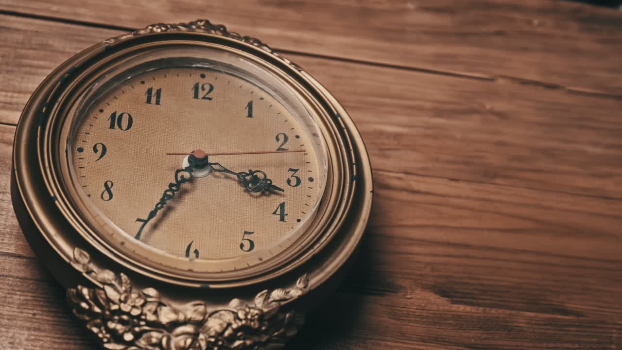 Vintage veggklokke med bevegelig sekundviser på trebakgrunn