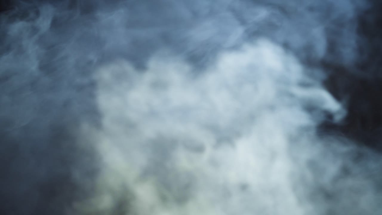 Fumo e nebbia bianchi astratti che vorticano su sfondo nero