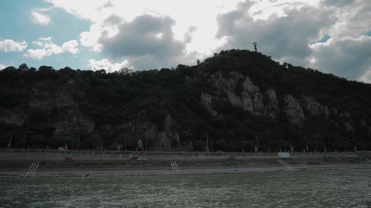 보트를 타고 다뉴브 강을 건너 겔러트를 지나