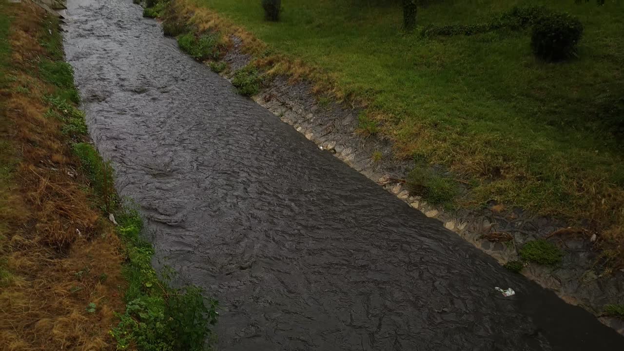 티라나 거리를 가로질러 흐르는 더러운 강물, 폭풍우 이후 도시 홍수, 라나 강 운하