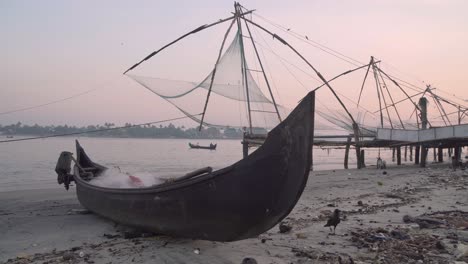 Barco-Navegando-En-Un-Viaje-De-Pesca-Al-Amanecer-Brumoso-Por-La-Mañana