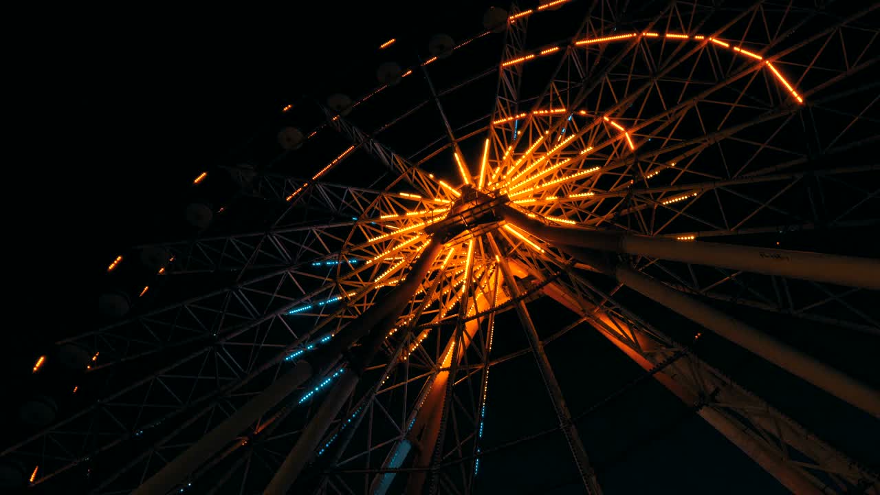 luces de la rueda gigante por la noche