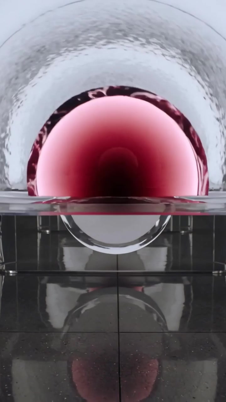 Video verticale: Telecamera che si allontana rivelando una scultura con nucleo rosso e una griglia di piastrelle in una galleria.