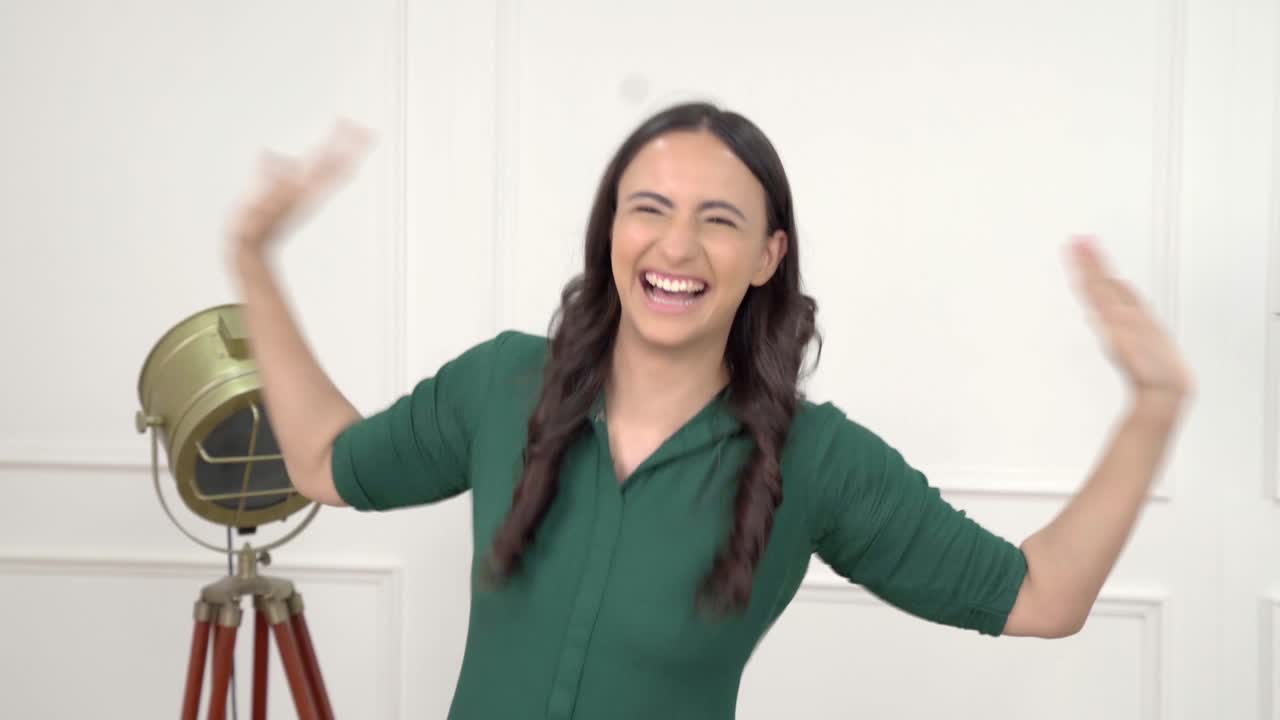 chica india bailando y divirtiéndose