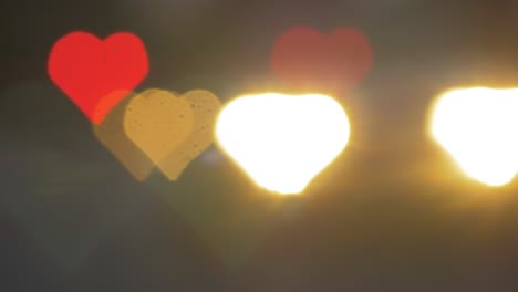 bokeh de hermosos corazones del coche en movimiento y semáforos en la noche, el día de san valentín o las redes sociales como concepto de fondo