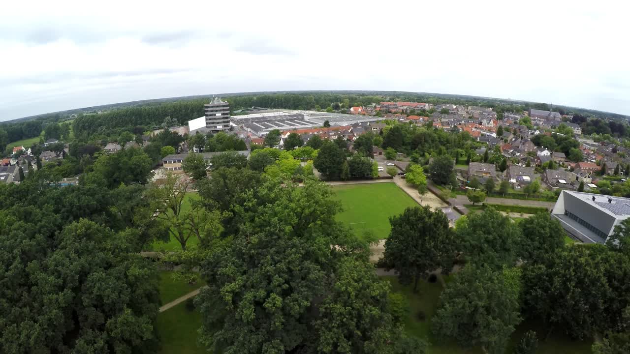 voando sobre o pequeno castelo