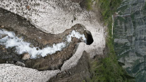 el hielo y la nieve que se derriten en el cañón de provo en utah durante el deshielo