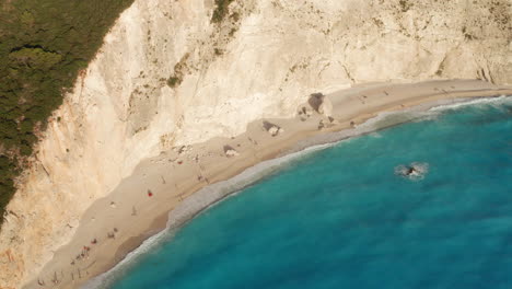 Turista-En-La-Costa-Arenosa-De-La-Playa-De-Island-Cove-En-Porto-Katsiki-En-La-Isla-De-Lefkada,-Grecia