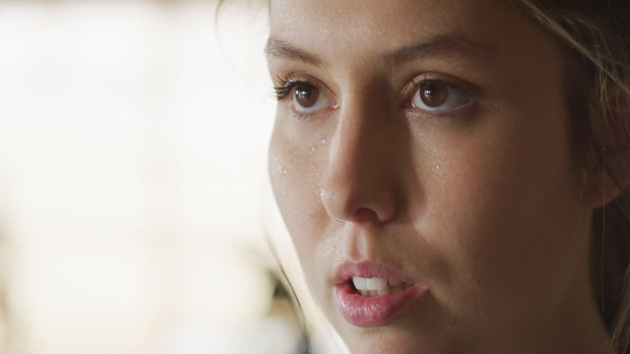 체육관에서  ⁇ 한 백인 여성의 비디오