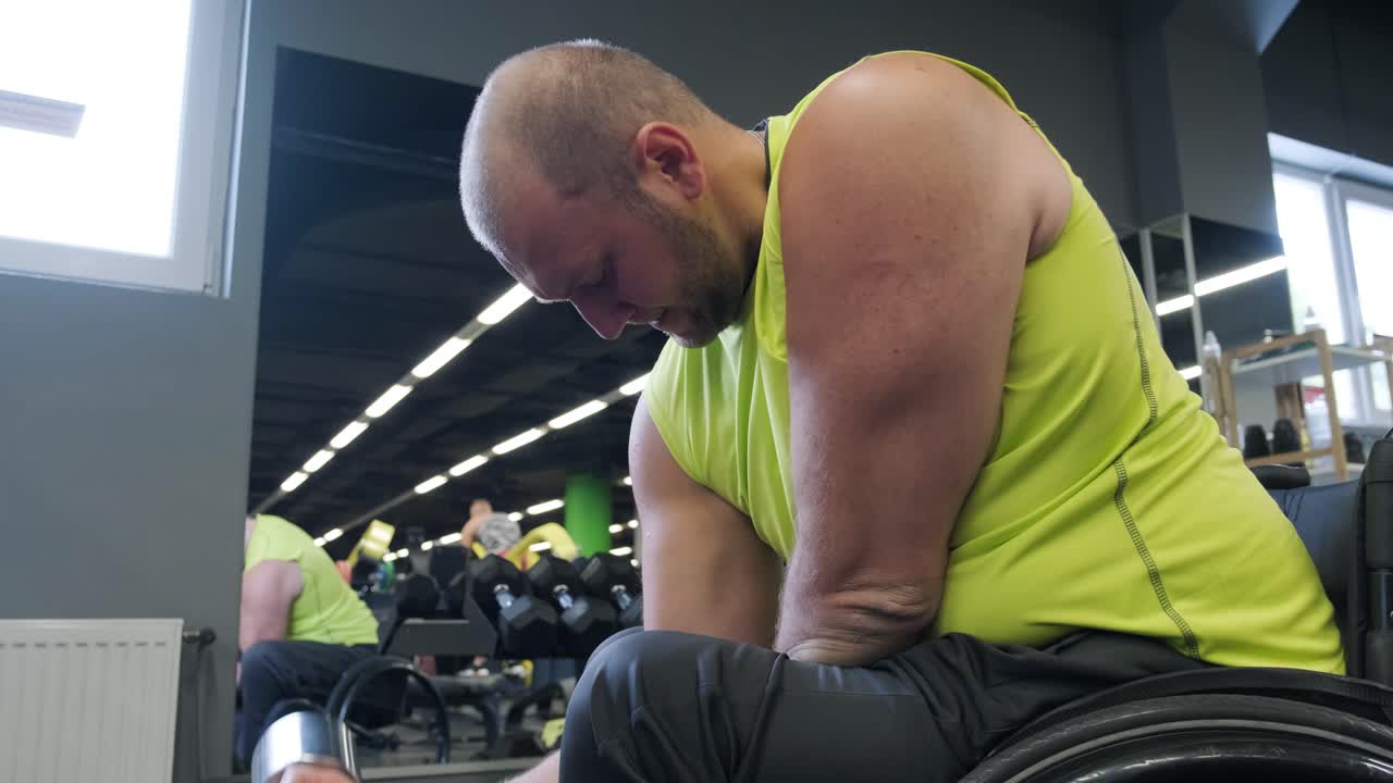 hombre con discapacidad entrenando en el gimnasio del centro de rehabilitación