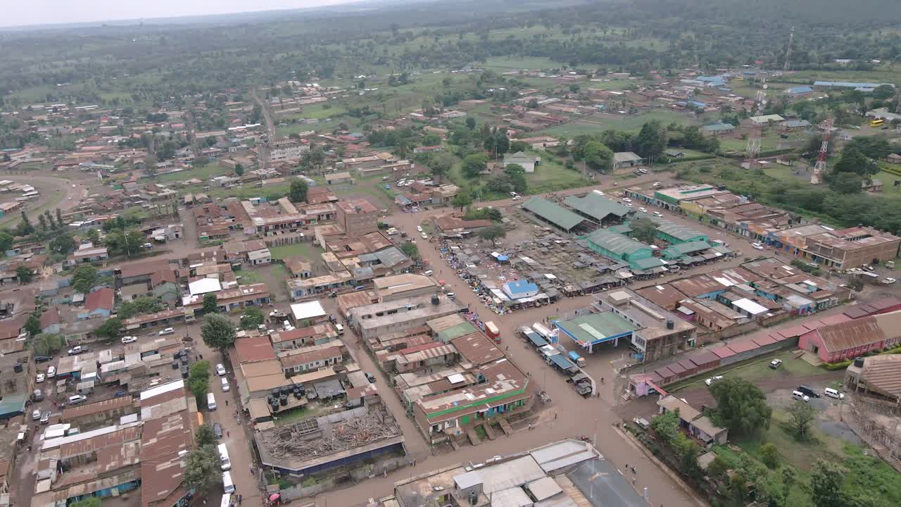 Vista sulle strutture e gli insediamenti della città rurale di Loitokitok, Kenya - ripresa aerea con drone.