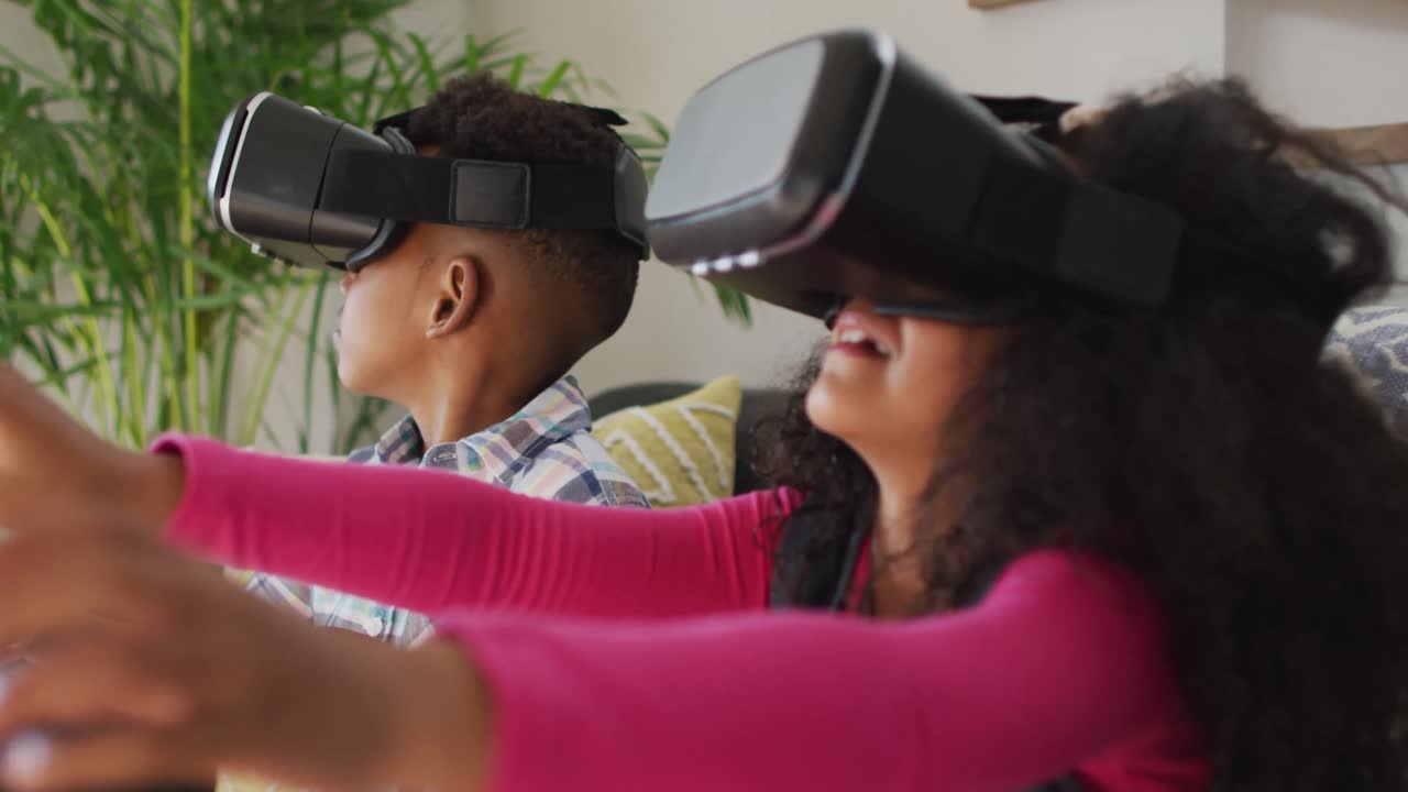 hermanos afroamericanos que usan auriculares vr y se divierten
