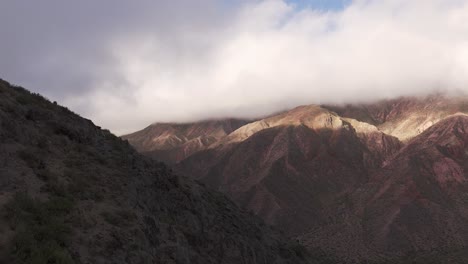 Vista-Aérea-De-La-Región-Montañosa-Del-Norte-Argentino