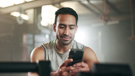 Glücklicher-Asiatischer-Mann,-Telefon-Und-Fitness-In-Der-Pause