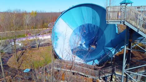 un tobogán gigante de tubos de agua en un parque acuático abandonado en montreal