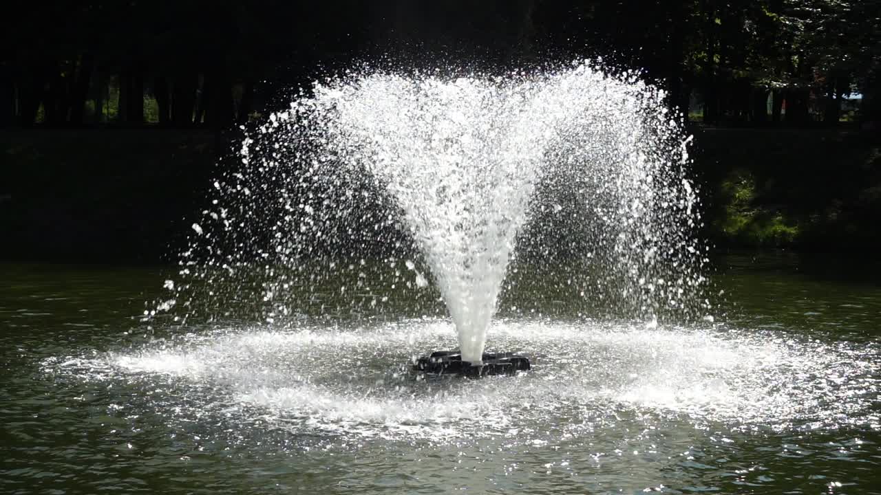 La fontana nel lago. Slow motion