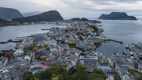 La-Hermosa-Vista-De-La-Ciudad-De-Ålesund-En-El-Punto-De-Vista-De-Aksla,-Noruega