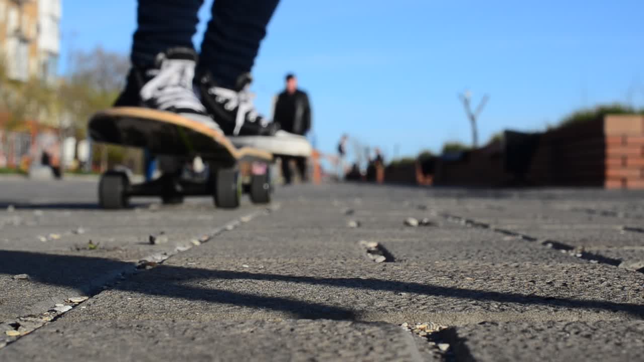 Kører på skateboard. Skateboard i brug