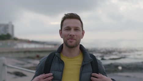 Retrato-De-Un-Hombre-Alegre-En-La-Playa-Sonriendo-Confiado