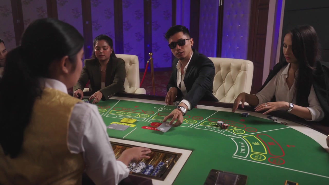 Una scena in cui i giocatori di casinò maneggiano fiches colorate durante un gioco da tavolo