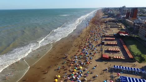 escena aérea con drone desde la playa