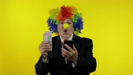 senior clown businesswoman entrepreneur loses money on online smartphone working