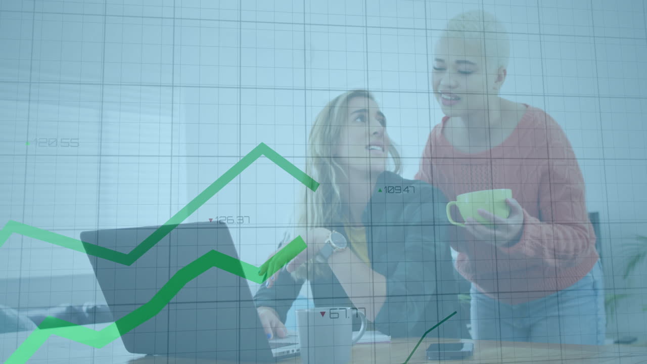 mujeres de negocios discutiendo el crecimiento financiero con animación de gráficos sobre el fondo de la oficina