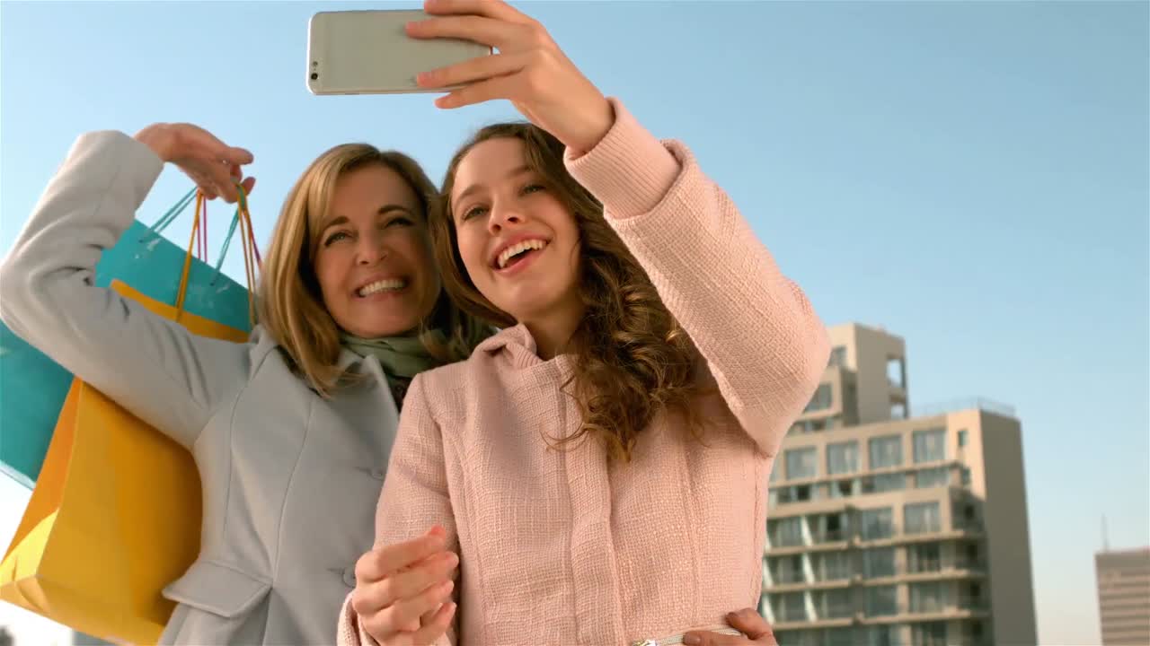 madre e hija tomando una selfie