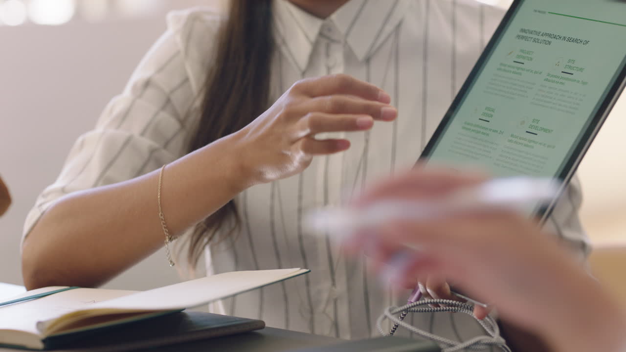 mujer de negocios profesional presentando una propuesta corporativa utilizando una tableta en la sala de juntas líder del equipo compartiendo ideas creativas tormenta de ideas en el lugar de trabajo de la oficina en la tecnología de pantalla táctil de cerca