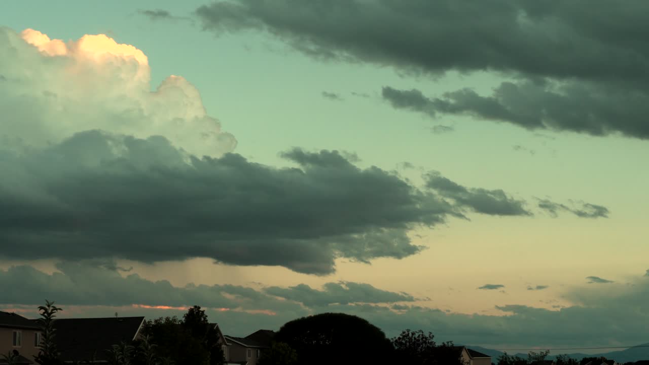 교외 동네 위의 황혼의 클라우드스케이프 - 시간 경과