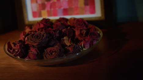 Schöner-Teller-Mit-Getrockneten-Rosenblättern,-Der-Auf-Dem-Tisch-Steht.-Gericht-Mit-Trockenen-Blumen