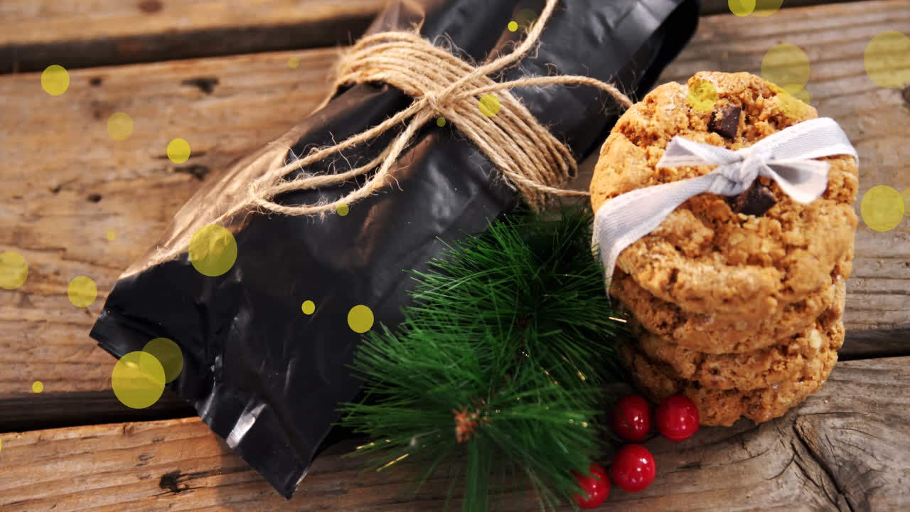 이것은 검은색 배경에 떠다니는 여러 개의 노란색 반점의 디지털 애니메이션입니다.