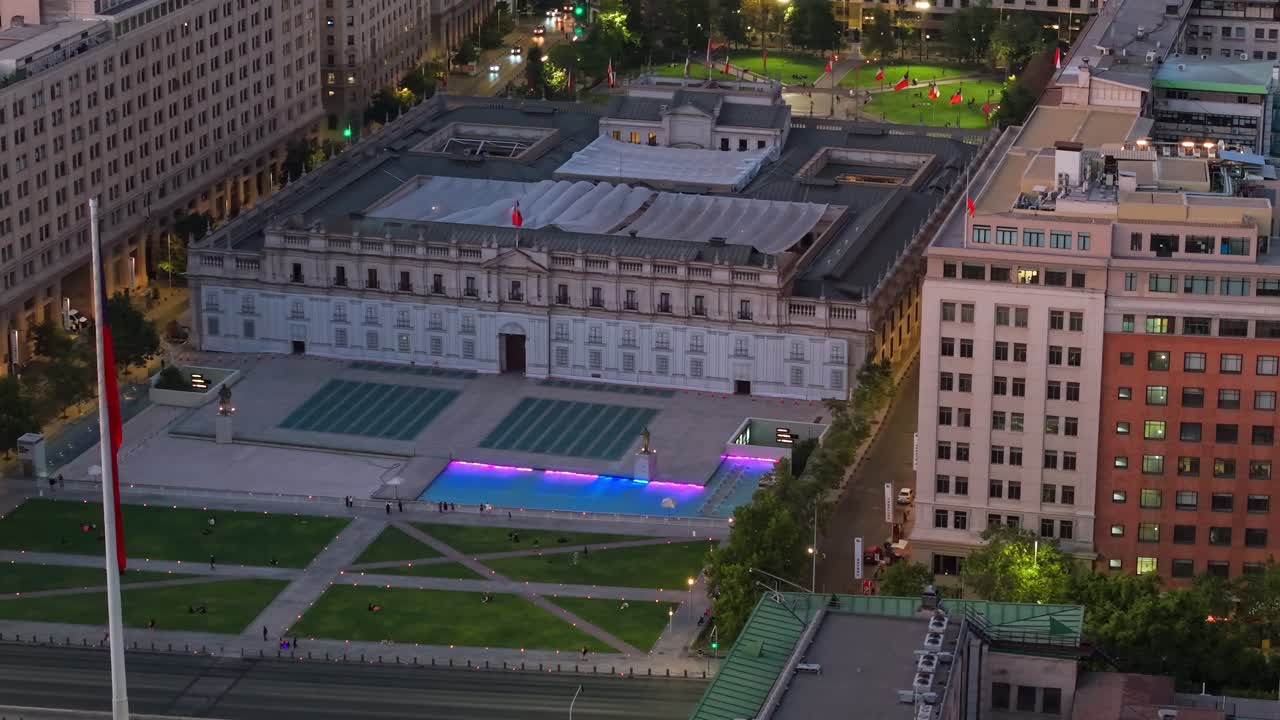 Vista aérea general del Palacio de Gobierno de La Moneda y la bandera chilena en Santiago.