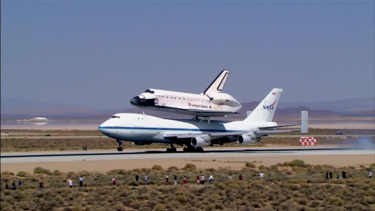 el viaje final de la empresa de transbordadores espaciales cuando se prepara para aterrizar en la base 2 de la fuerza aérea dryden