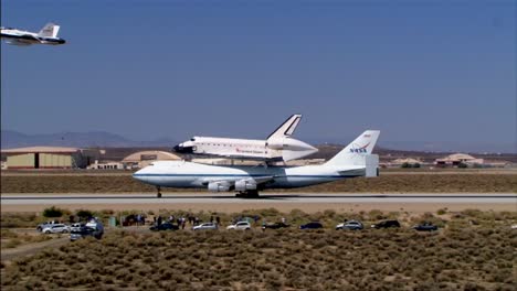 el viaje final de la empresa de transbordadores espaciales cuando se prepara para aterrizar en la base 2 de la fuerza aérea dryden