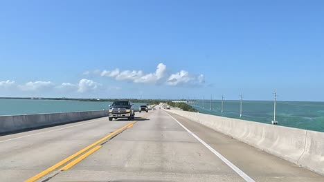 Conduciendo-Sobre-Un-Puente-En-Los-Cayos-De-Florida
