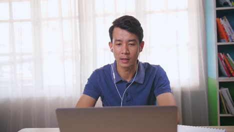 온라인으로 공부하는 남자